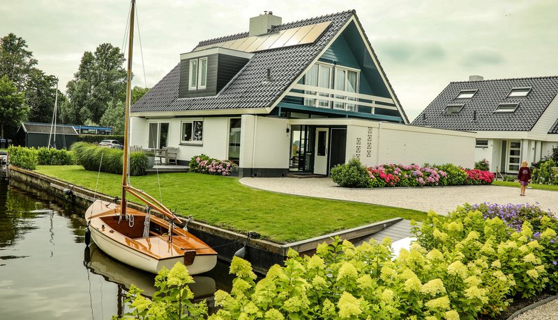 Vakantiehuis met aanlegsteiger aan het water in Friesland  